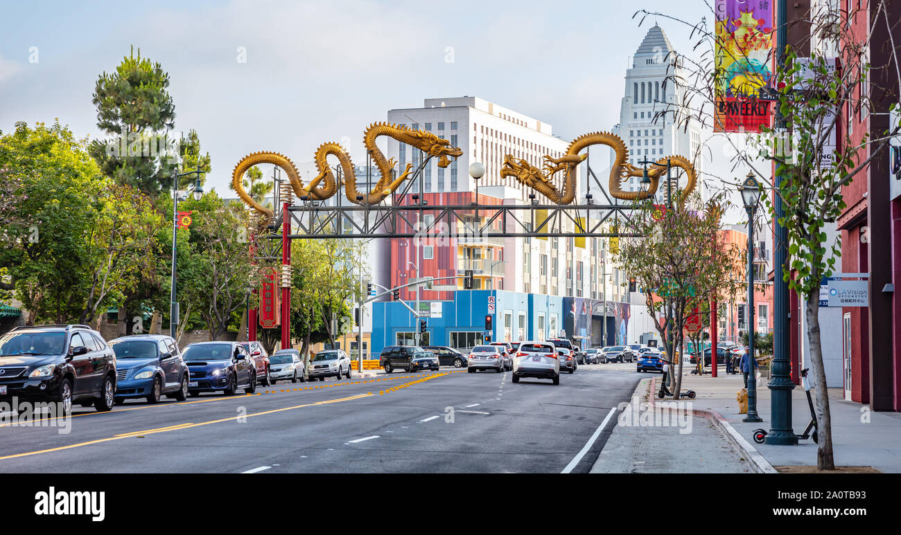 Los Angeles, California, USA. Il 1 giugno 2019. LA Chinatown street, twin dragoni dorati sulle automobili in movimento su strada Foto Stock