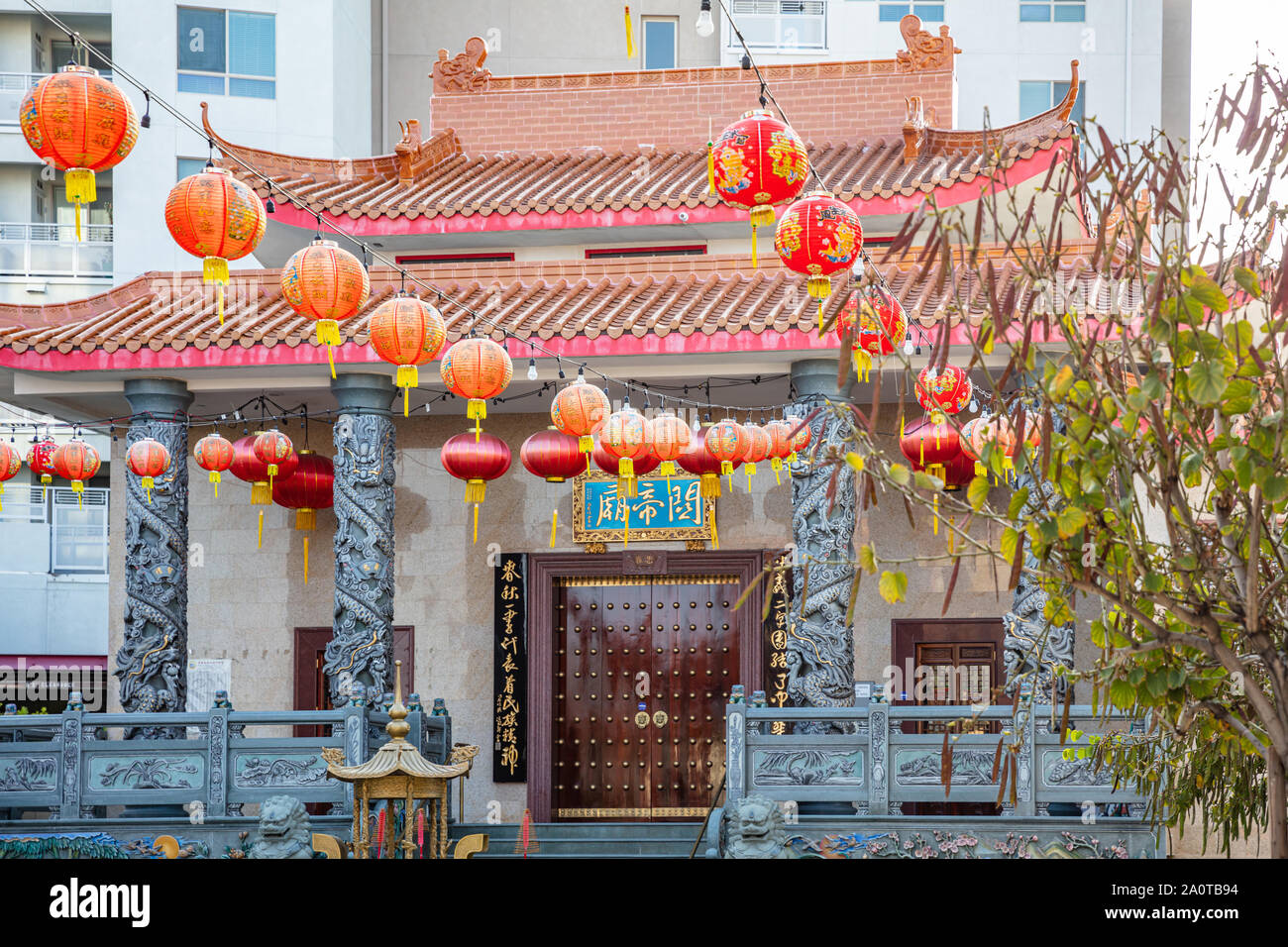 Los Angeles, California, USA. Il 1 giugno 2019. LA Chinatown edificio tradizionale facciata decorata con rosso lanterne cinesi Foto Stock