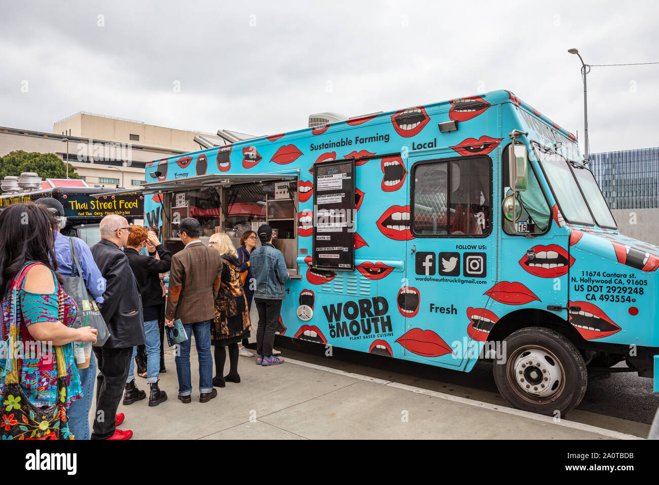 Los Angeles, California, USA. Giugno 2, 2019. Cucina di strada. Carrello alimentare e persone in attesa nel centro della città Foto Stock