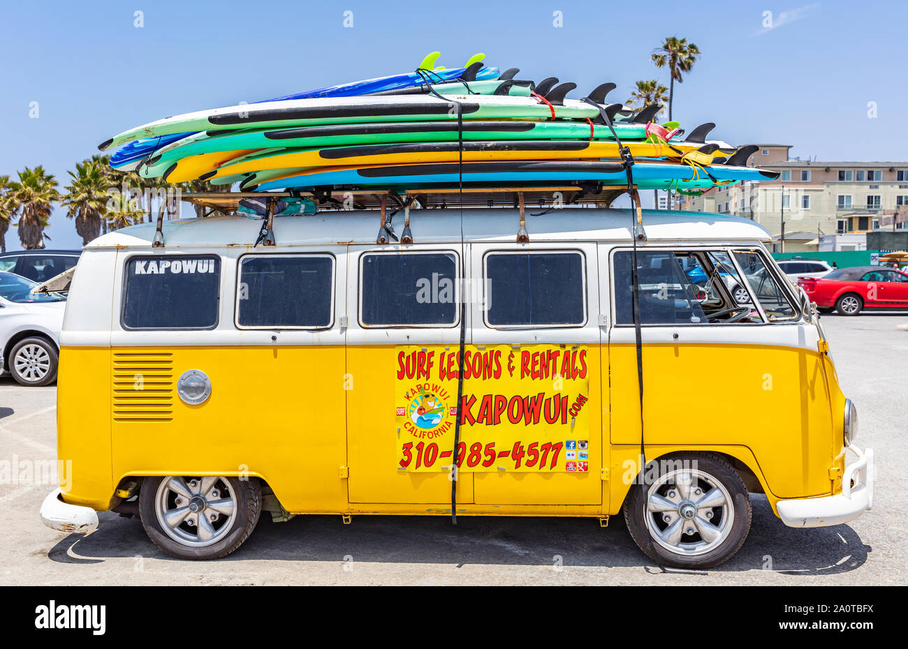 Los Angeles California USA. Maggio 30, 2019. La spiaggia di Venezia, tavole da surf impilati su un giallo padiglione del furgone, scuola di surf adv, soleggiata giornata di primavera Foto Stock