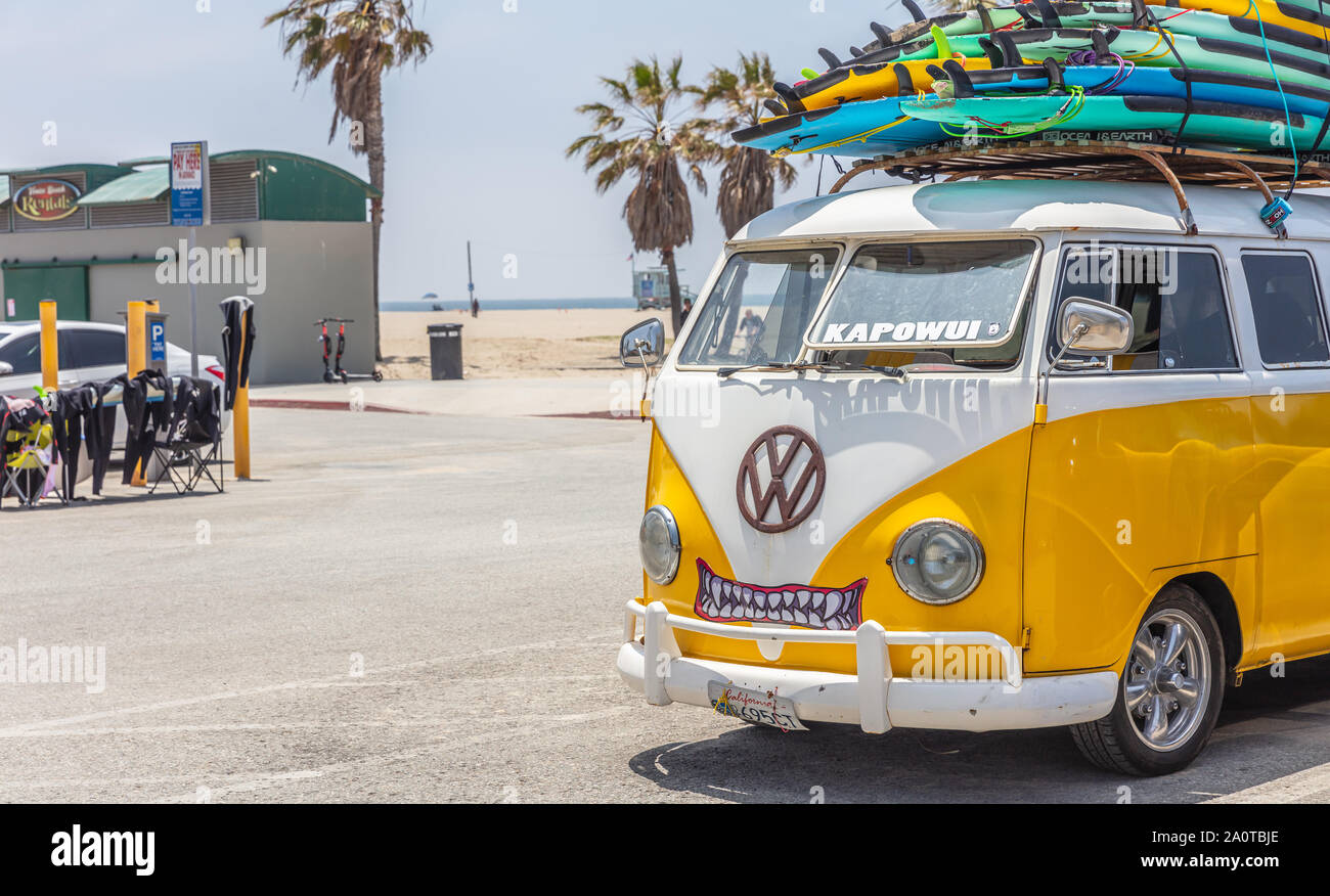 Los Angeles California USA. Maggio 30, 2019. La spiaggia di Venezia, tavole da surf impilati su un giallo padiglione del furgone, scuola di surf adv, soleggiata giornata di primavera Foto Stock