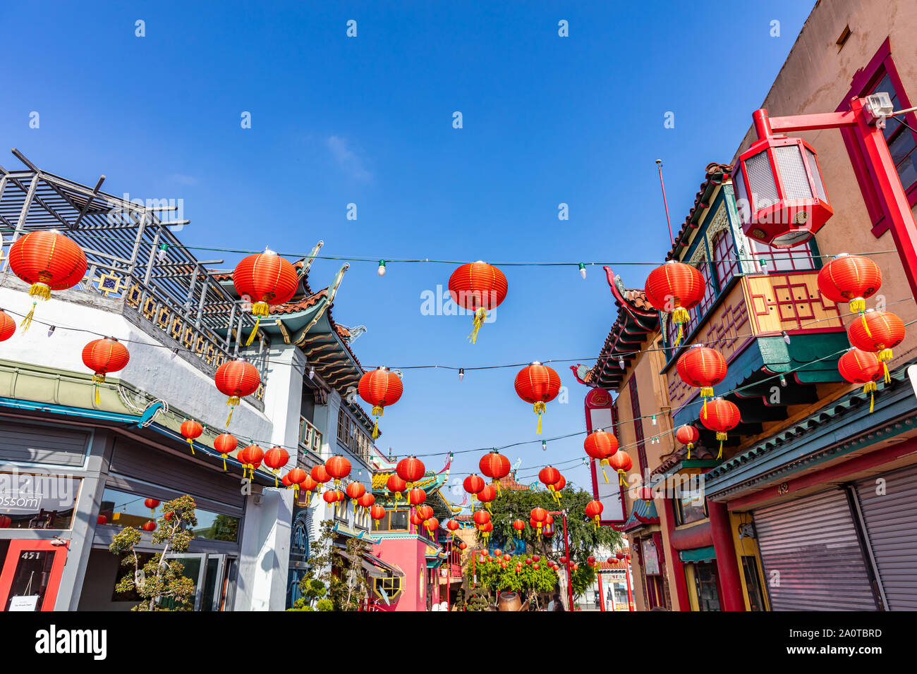 Los Angeles, California, USA. Il 1 giugno 2019. LA Chinatown street, rosso lanterne cinesi, blu cielo chiaro sfondo, basso angolo di visione Foto Stock