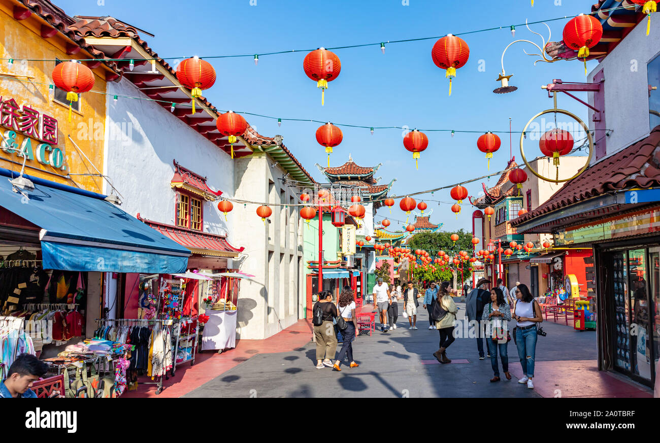 Los Angeles, California, USA. Il 1 giugno 2019. LA Chinatown street, lanterne di carta rossa, blu cielo chiaro sfondo, gente che cammina Foto Stock