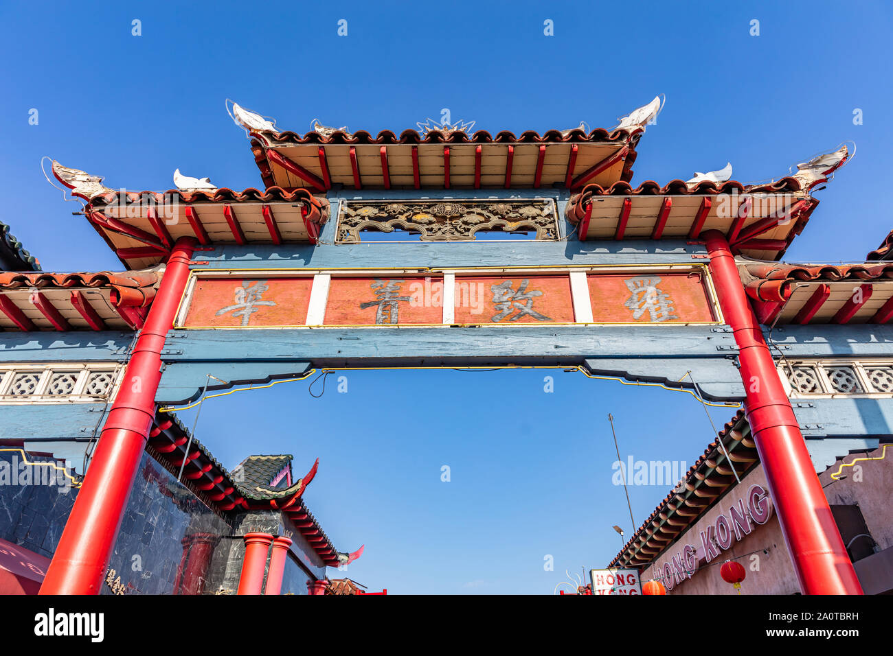 Los Angeles, California, USA. Il 1 giugno 2019. LA gate di Chinatown, blu cielo chiaro sfondo, basso angolo di visione Foto Stock