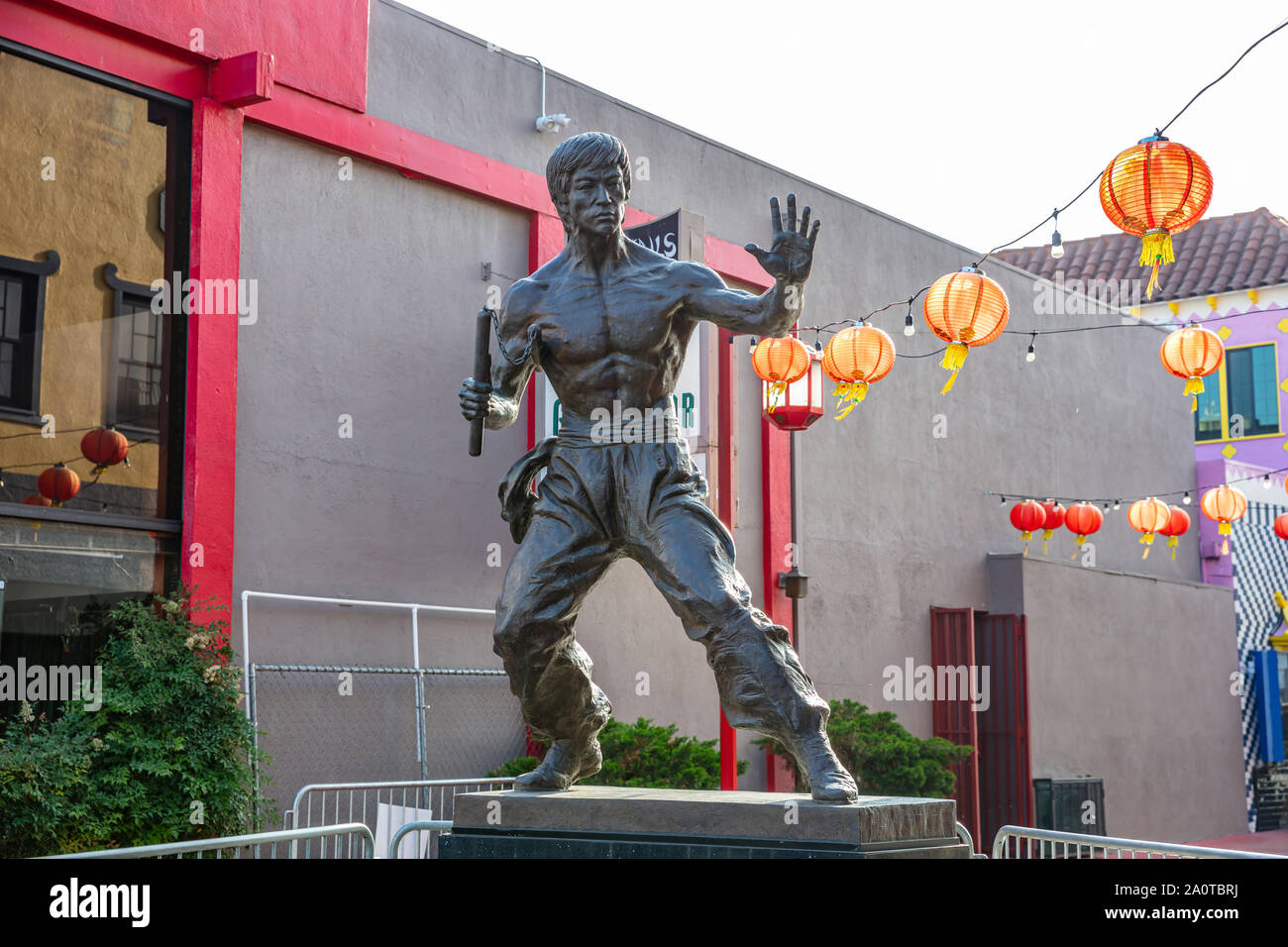 Los Angeles, California, USA. Il 1 giugno 2019. Bruce Lee statua in la Chinatown, lanterne di carta decorazione Foto Stock