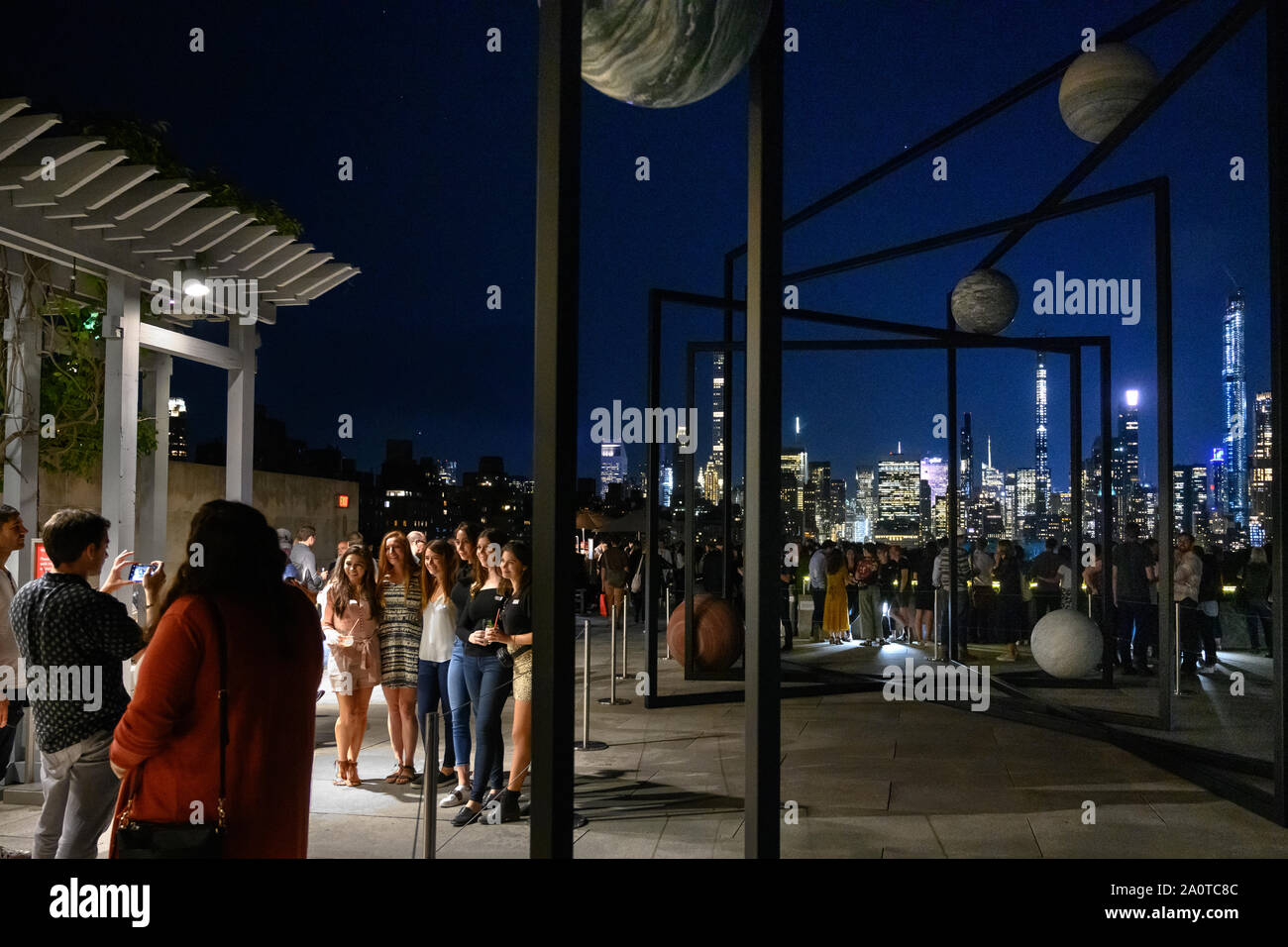 New York, Stati Uniti d'America, 20 settembre 2019. La città di New York. I visitatori di scattare foto nel giardino sul tetto del Metropolitan Museum of Art di New York City accanto a Foto Stock