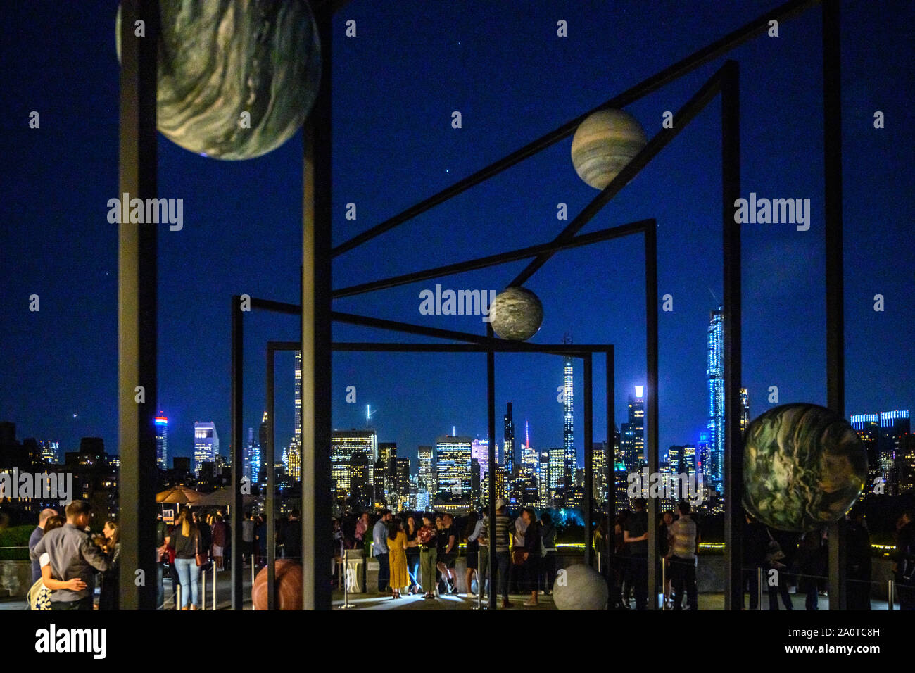 New York, Stati Uniti d'America, 20 settembre 2019. La città di New York. I visitatori godere la vista dal roof garden del Metropolitan Museum of Art di New York City n Foto Stock