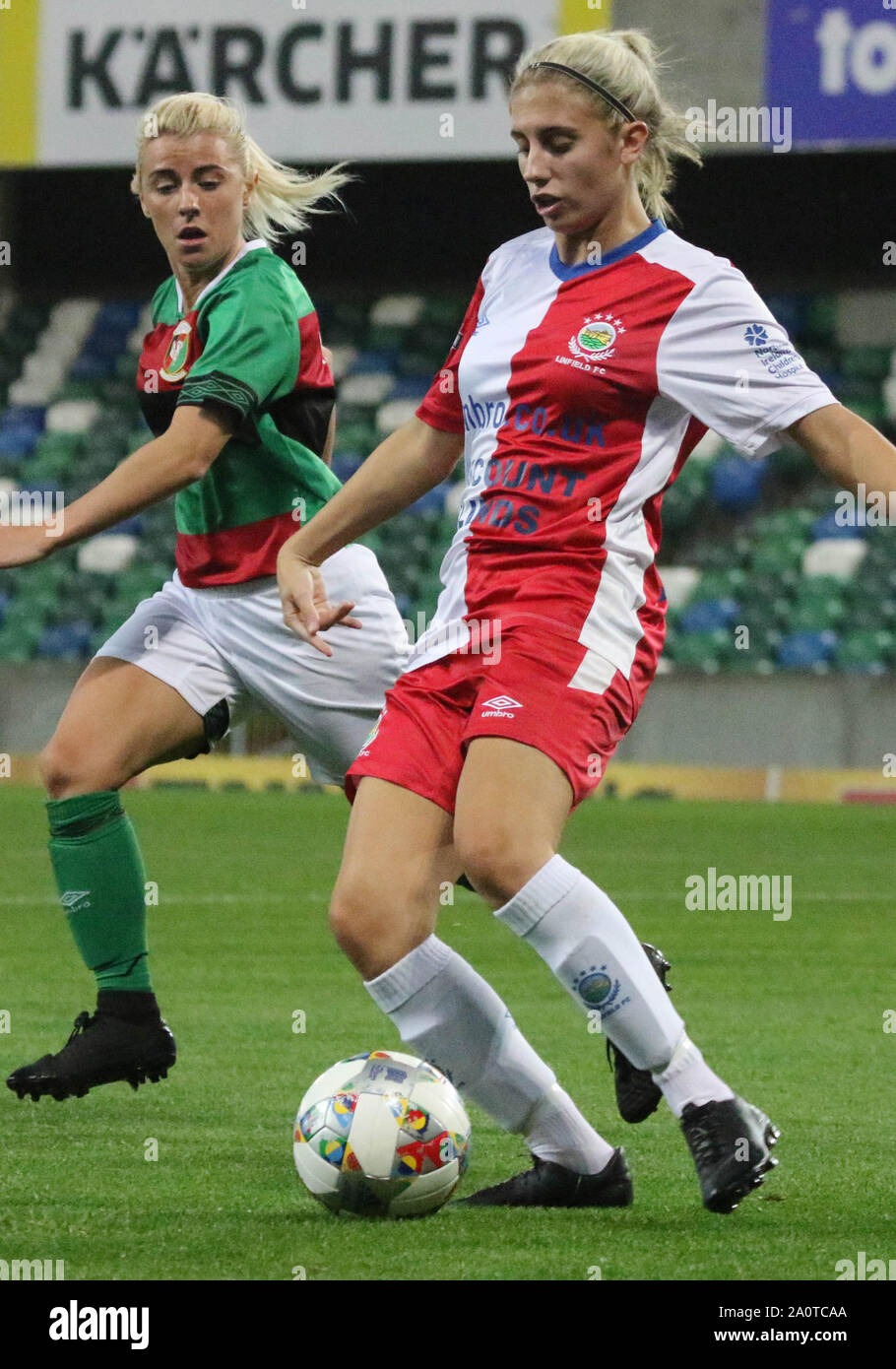 Windsor Park, Belfast, Irlanda del Nord. Xxi Sep, 2019. Irlanda elettrico donna Challenge Cup Final 2019. Glentoran donne v Linfield Ladies (rosso/bianco).Azione da questa sera finale.Kelsie Burrows si cancella per Linfield. Credito: David Hunter/Alamy Live News Foto Stock