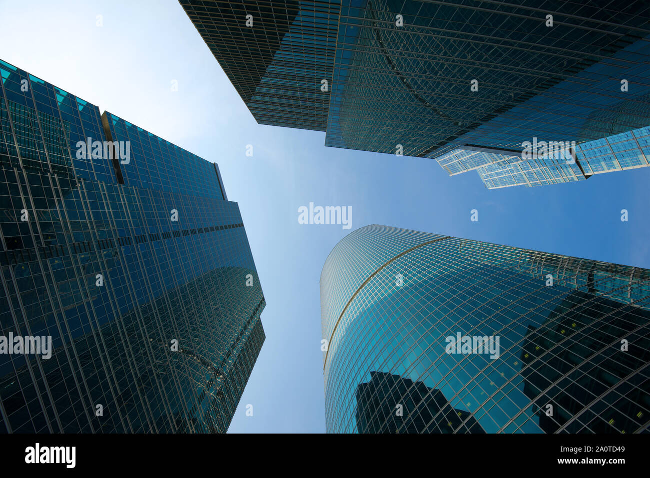 Mosca, Russia - 01 settembre 2019: le cime di tre alti edifici moderni contro un cielo blu. Frammento del centro business 'Mosca città' Foto Stock