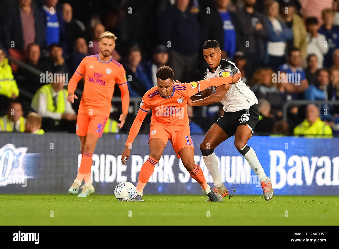 13 settembre 2019, Pride Parkderby, Inghilterra; Sky scommessa campionato di calcio, Derby County vs Cardiff City; Josh Murphy (11) di Cardiff City tiene fuori Krystian Bielik (5) del Derby County Credit: Jon Hobley/News immagini English Football League immagini sono soggette a licenza DataCo Foto Stock