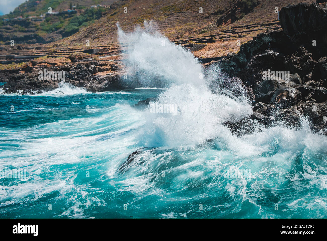 Grande splash wave sulla spiaggia rocciosa - onde colpire rocce sulla costa Foto Stock