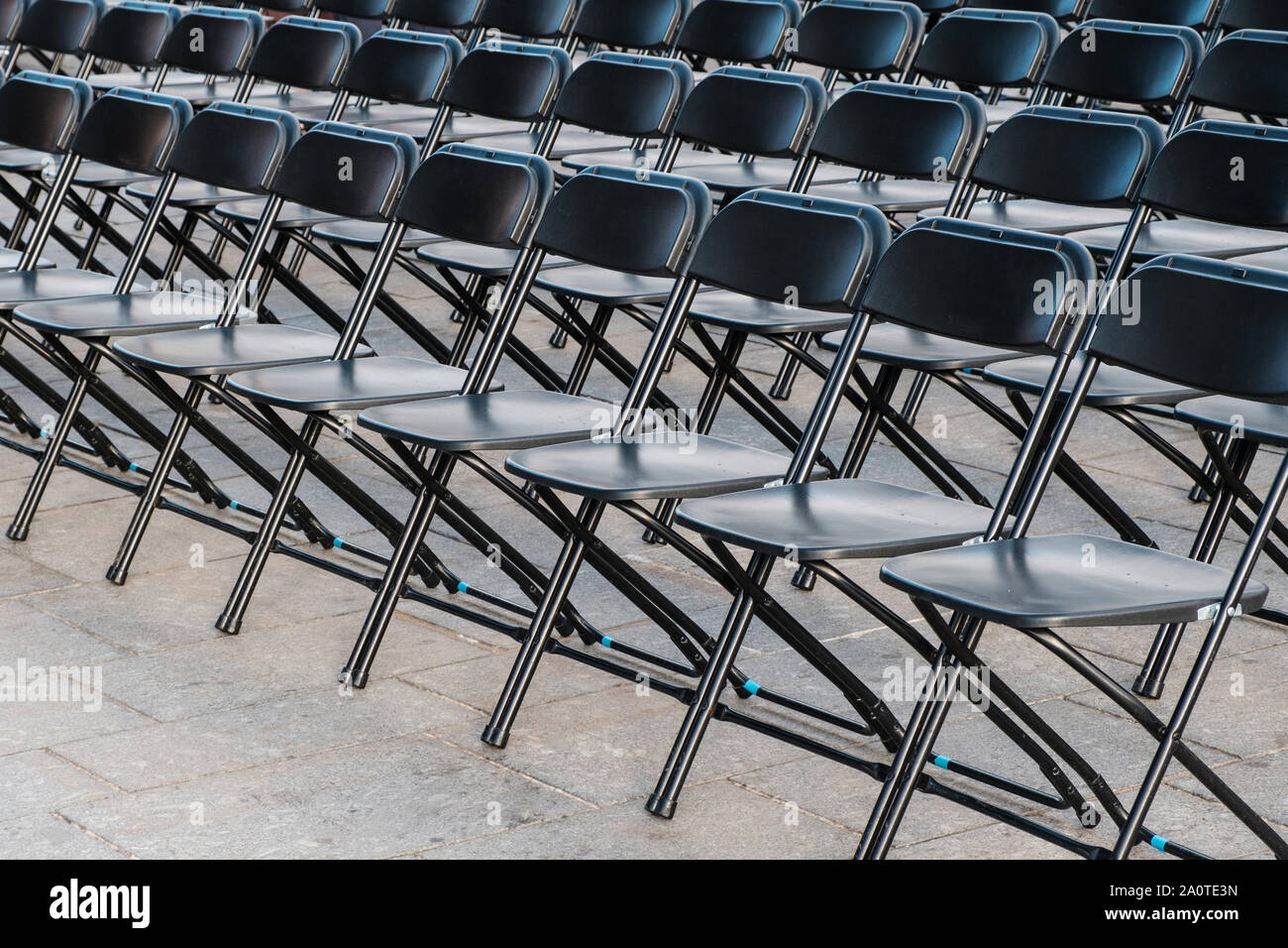 Le righe delle sedie pieghevoli, sedi vuote - sedia fila Foto Stock