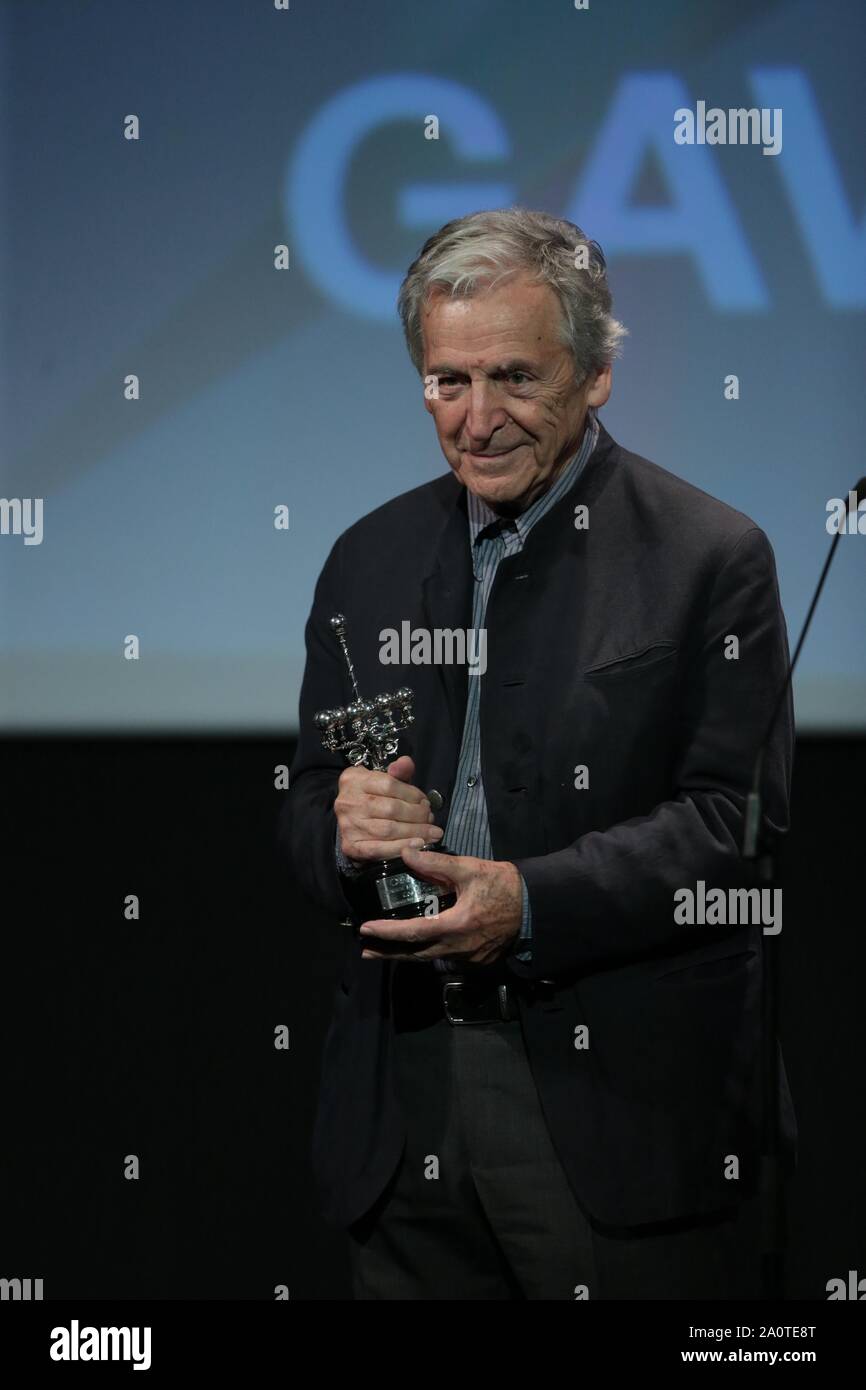 San Sebastian, Spagna. Xxi Sep, 2019. San Sebastian, Spagna. 21/09/2019.- Il direttore Costa Gavras riceve il premio Donostia in riconoscimento della sua carriera cinematografica da Regordinos, direttore del San Sebastián International Film Festival 67 edition, accompagnati dagli attori della sua recente film 'Adulys in camera' Valeria Glino, Christos Loulis e Alexandros Buordomis, in María Cristina de Donostia theatre.Credit: Juan Carlos Rojas/Picture Alliance. | In tutto il mondo di utilizzo/dpa/Alamy Live News Foto Stock