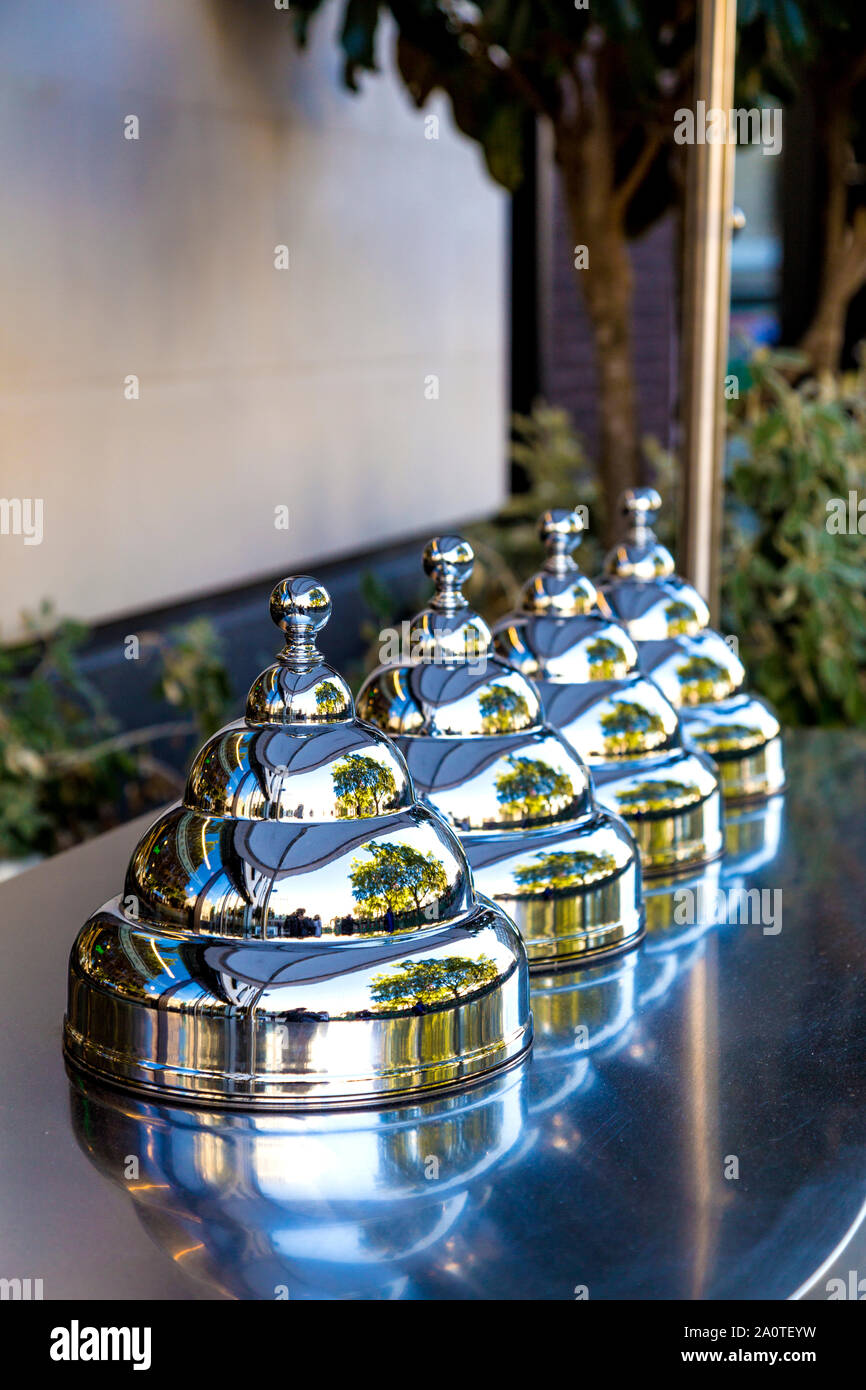 Argento cupola piramidale coperchi per contenitori per gelato in un gelato carrello Foto Stock