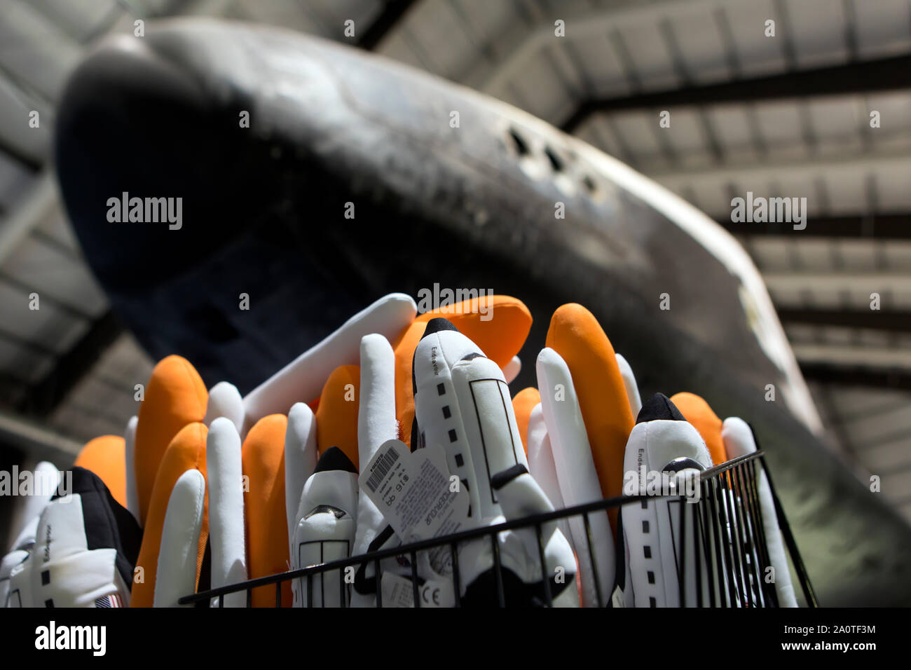 LOS ANGELES - Fluffy navette spaziali in vendita vicino lo Space Shuttle Endeavour in California Science Center. Foto Stock