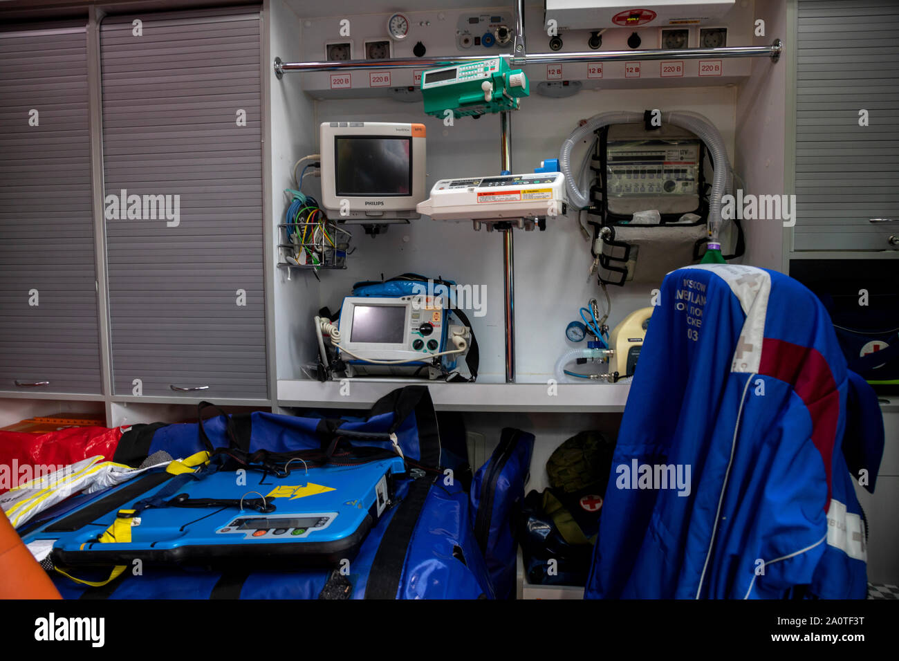 Luogo di lavoro del personale medico ambulanza di una ambulanza del servizio di emergenza nella città di Mosca, Russia Foto Stock