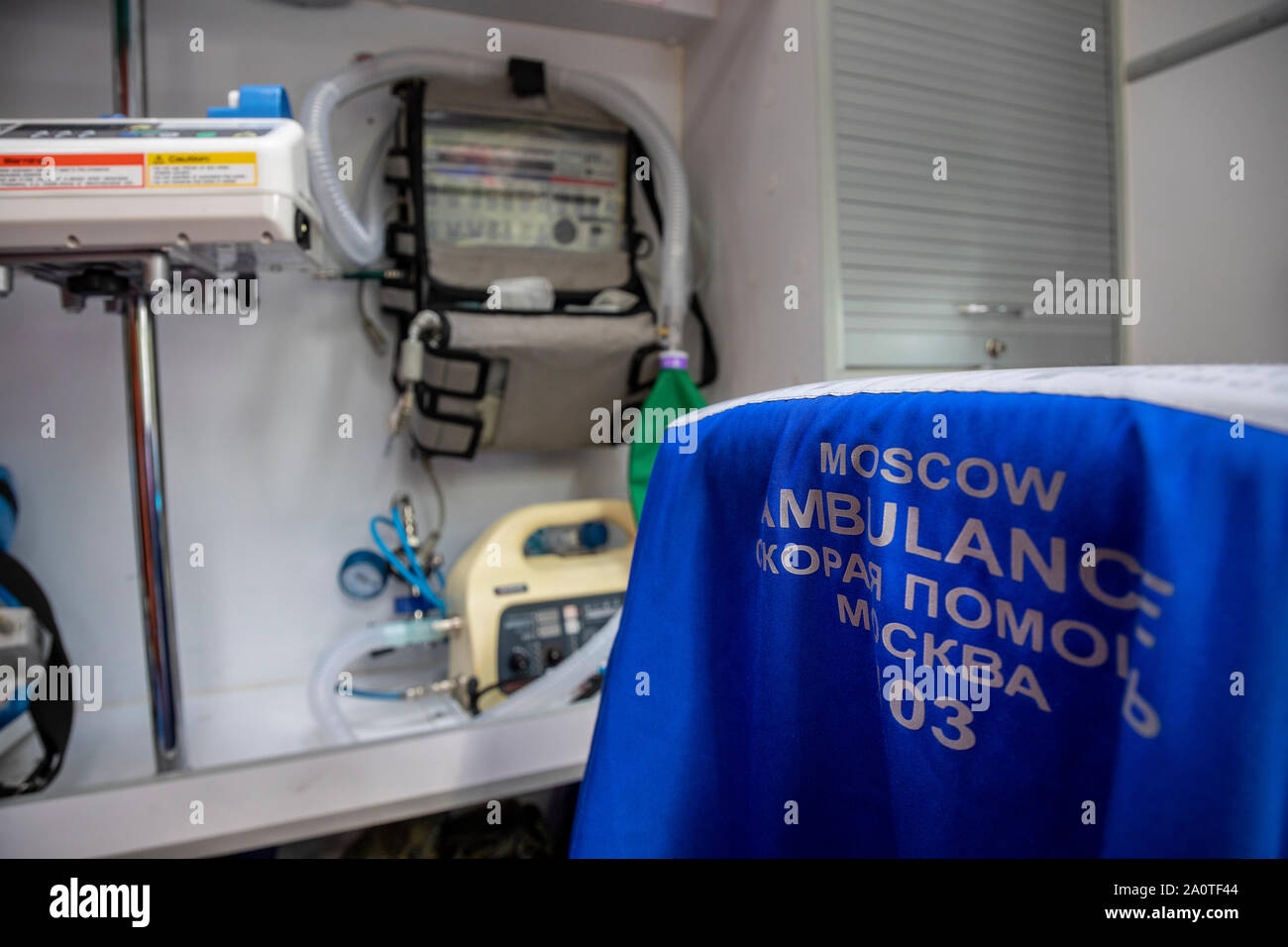 Luogo di lavoro del personale medico ambulanza di una ambulanza del servizio di emergenza nella città di Mosca, Russia Foto Stock
