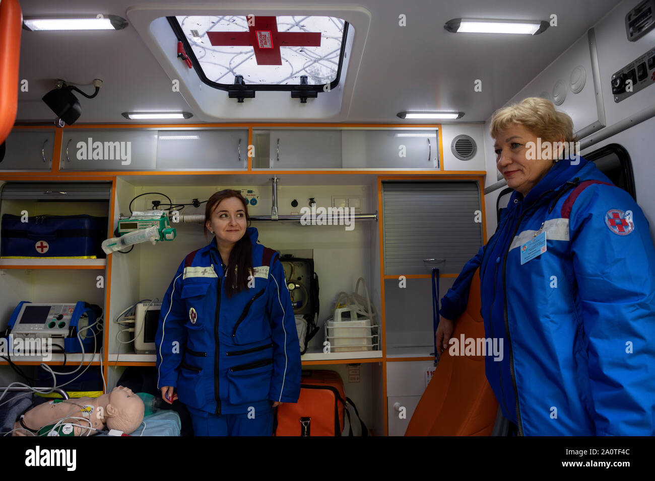 Un team di pronto soccorso all'interno di pazienti pediatrici di unità di cure intensive a Mosca, Russia Foto Stock