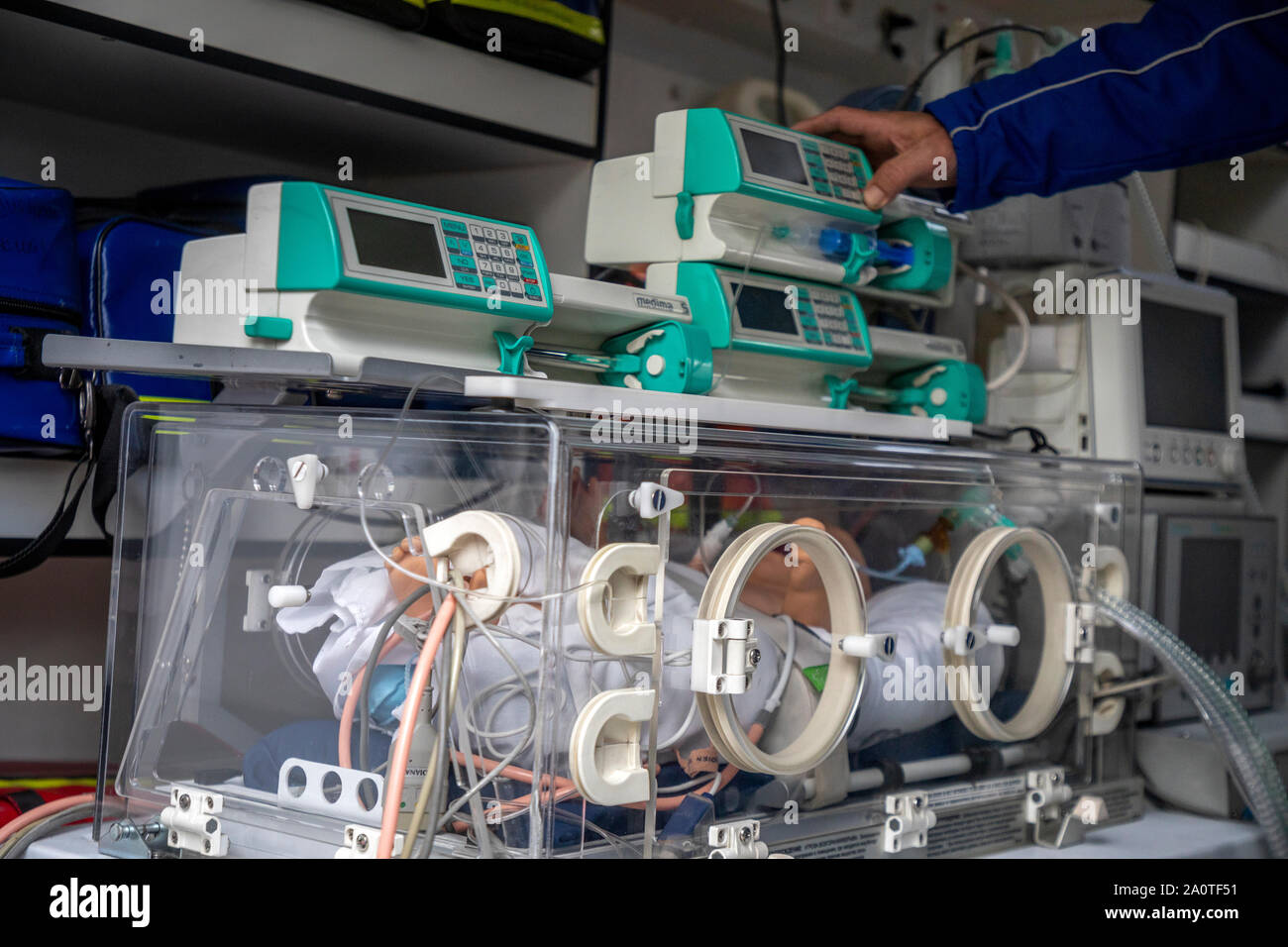 Casella di rianimazione per neonati e bambini prematuri in una ambulanza medica Foto Stock