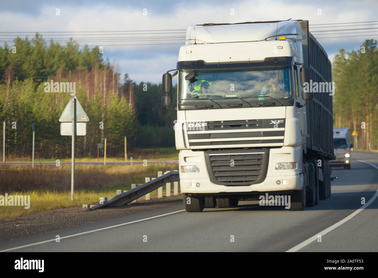 Regione di Leningrado, Russia - 04 novembre 2018: DAF XF105 main trattore con un rimorchio in autostrada in un giorno nuvoloso Foto Stock