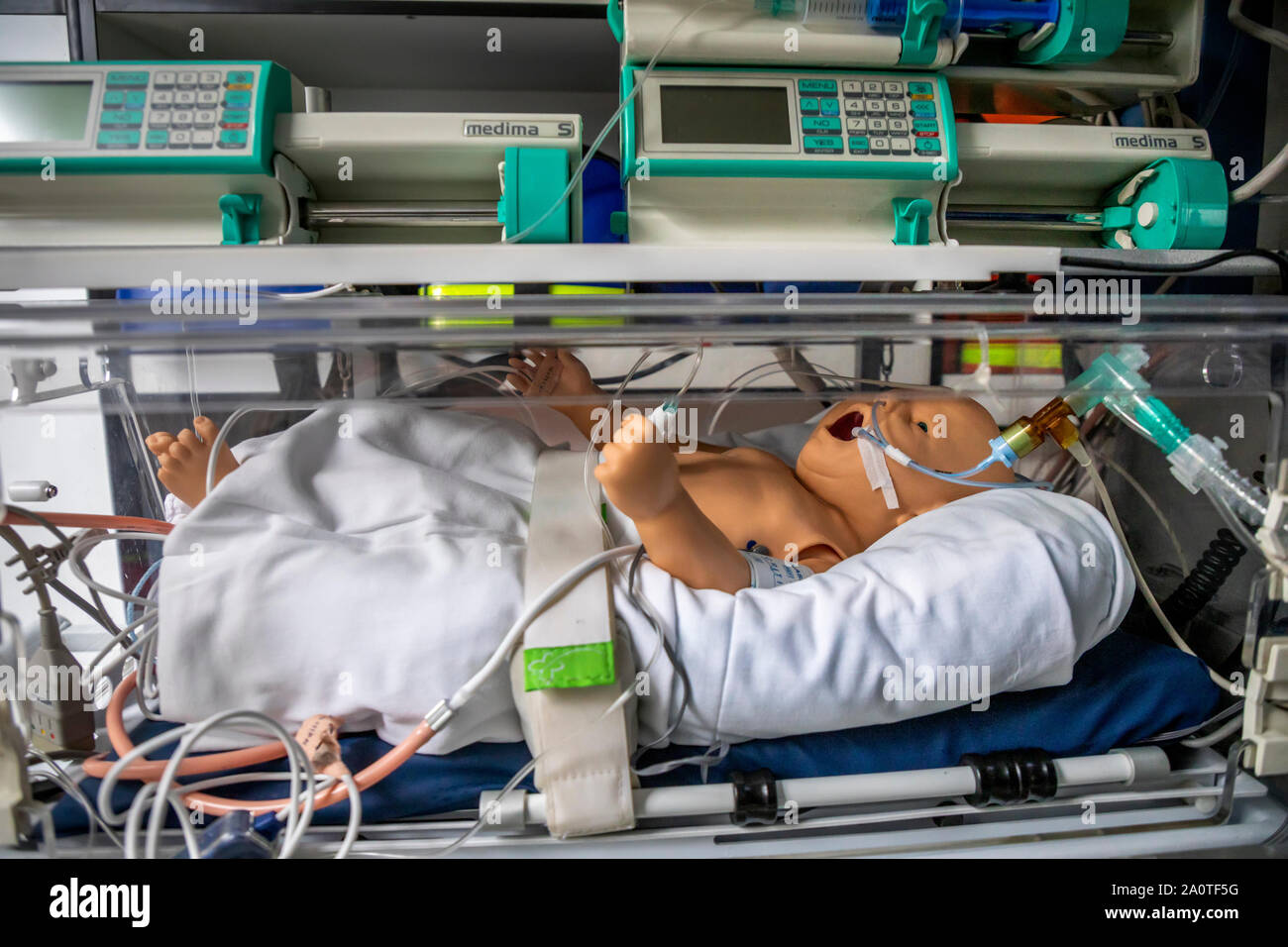 Casella di rianimazione per neonati e bambini prematuri in una ambulanza medica Foto Stock