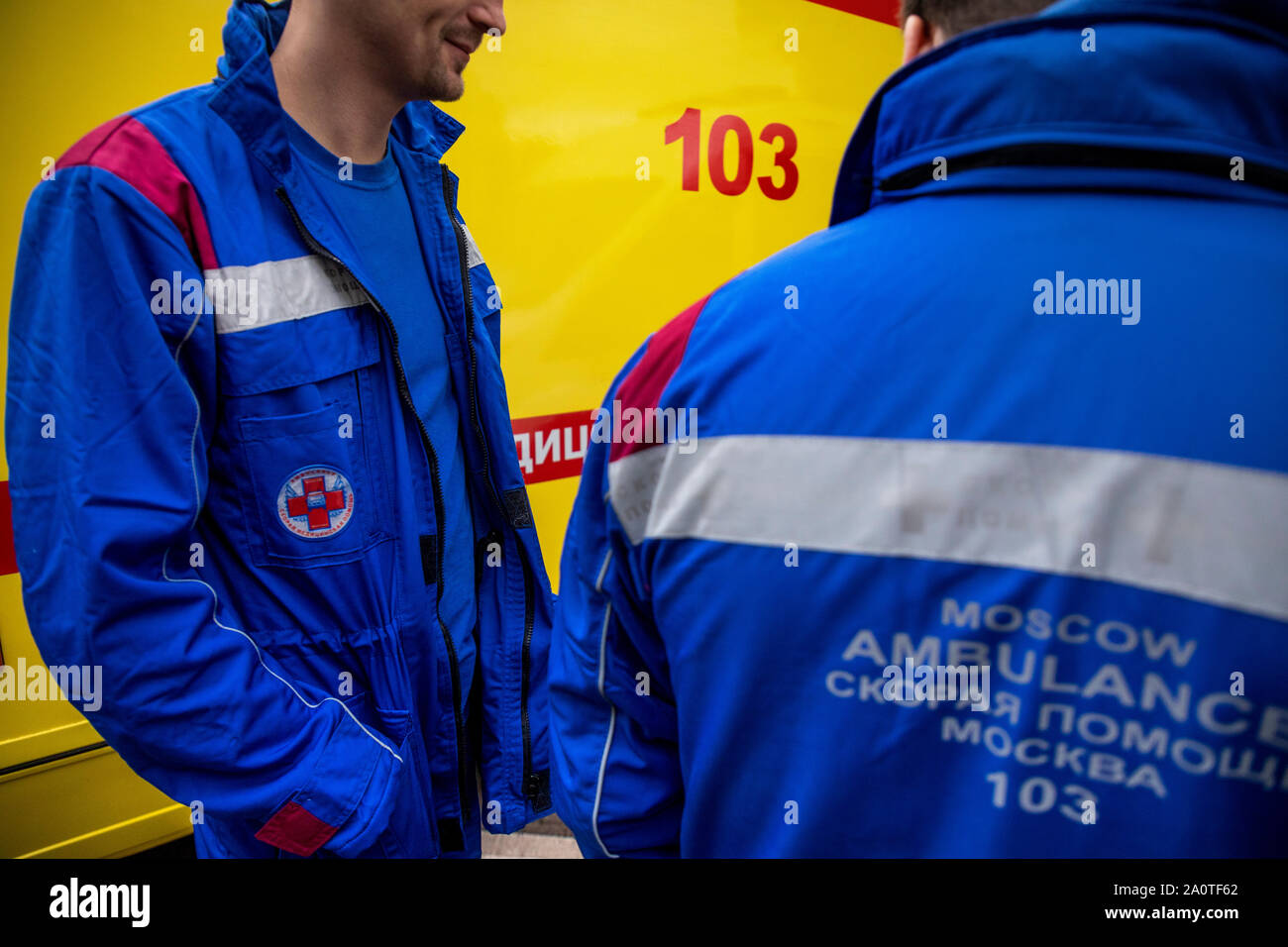 Un team di medici del medico di ambulanza stand sullo sfondo di una ambulanza a Mosca, Russia Foto Stock