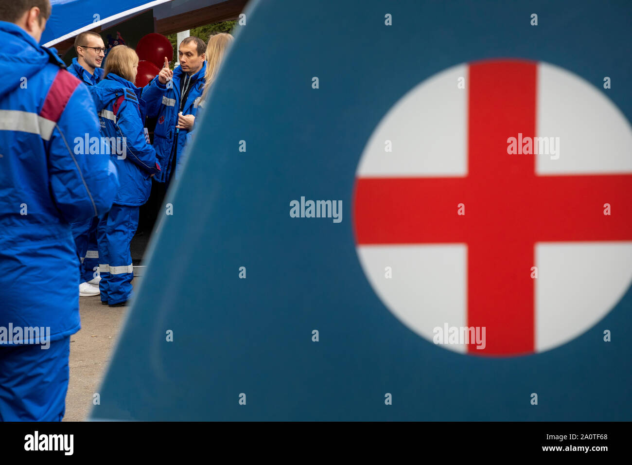 I dipendenti del medico di ambulanza di Mosca parla nel parco durante il festival della città "100 anni di salvare vite umane", dedicato all'Anniversario della Foto Stock