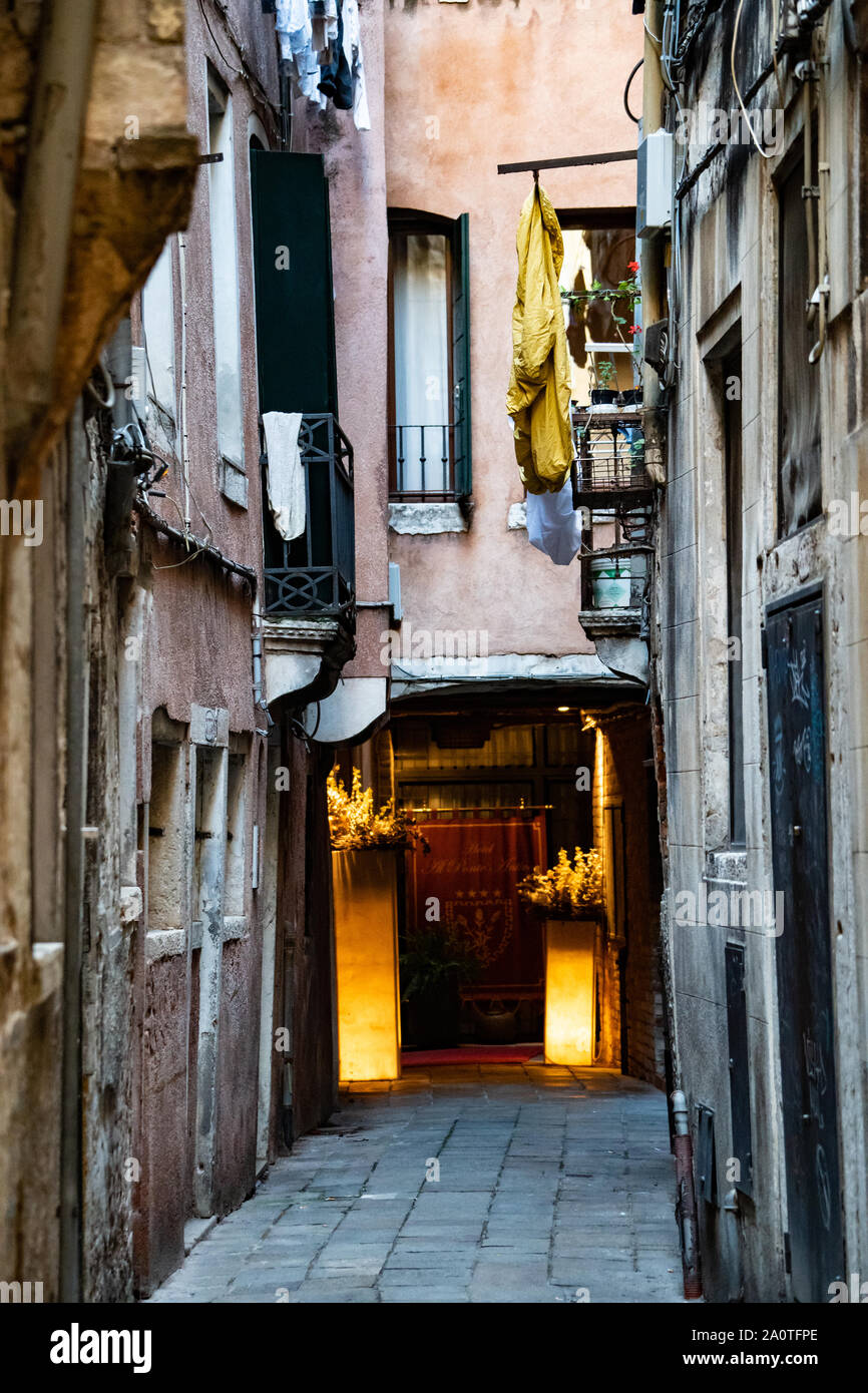 Un piccolo, stretto vicolo a Venezia, Italia Foto Stock