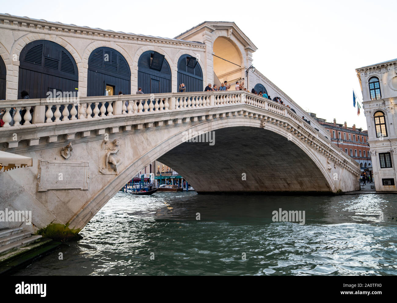 Ponte di Rialto attraversando il Grand Canal, Venezia, Italia Foto Stock