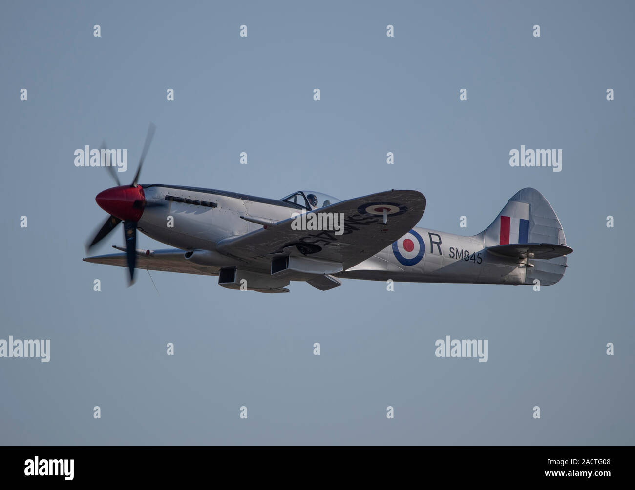 Duxford, Cambridgeshire, Regno Unito. Il 21 settembre 2019. 1940's themed weekend del volo a IWM Duxford con gli storici WW2 velivoli e un ammassato volo di 15 Spitfires, che commemora il cinquantesimo anniversario del film 'Battaglia di Gran Bretagna'. Scene dal film, tra cui la famosa esplosione di hangar, furono girati in location a Duxford. Immagine: Spitfire FR Mk XVIIIe. Credito: Malcolm Park/Alamy Live News. Foto Stock