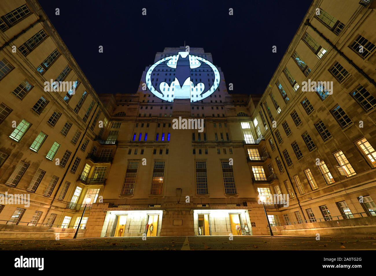 Londra, Regno Unito. Il 21 settembre 2019. Batman segnale Bat proiettata sul Senato Biblioteca dell'Università di Londra per l'ottantesimo anniversario della liberazione di Batman, Londra, Regno Unito. Il palazzo è stato utilizzato in numerosi film di Batman. Credito: Paul Brown/Alamy Live News Foto Stock