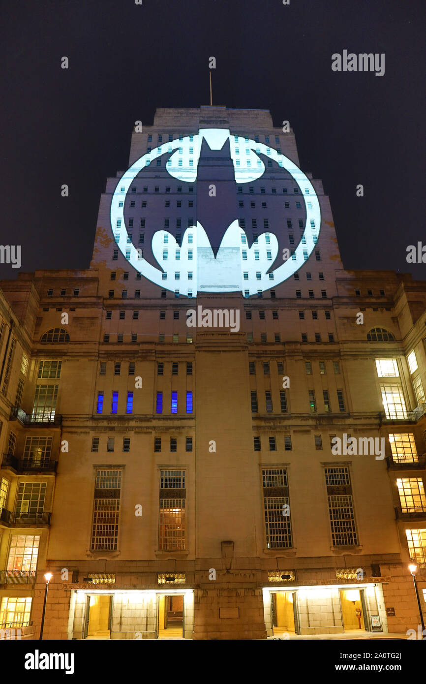 Londra, Regno Unito. Il 21 settembre 2019. Batman segnale Bat proiettata sul Senato Biblioteca dell'Università di Londra per l'ottantesimo anniversario della liberazione di Batman, Londra, Regno Unito. Il palazzo è stato utilizzato in numerosi film di Batman. Credito: Paul Brown/Alamy Live News Foto Stock