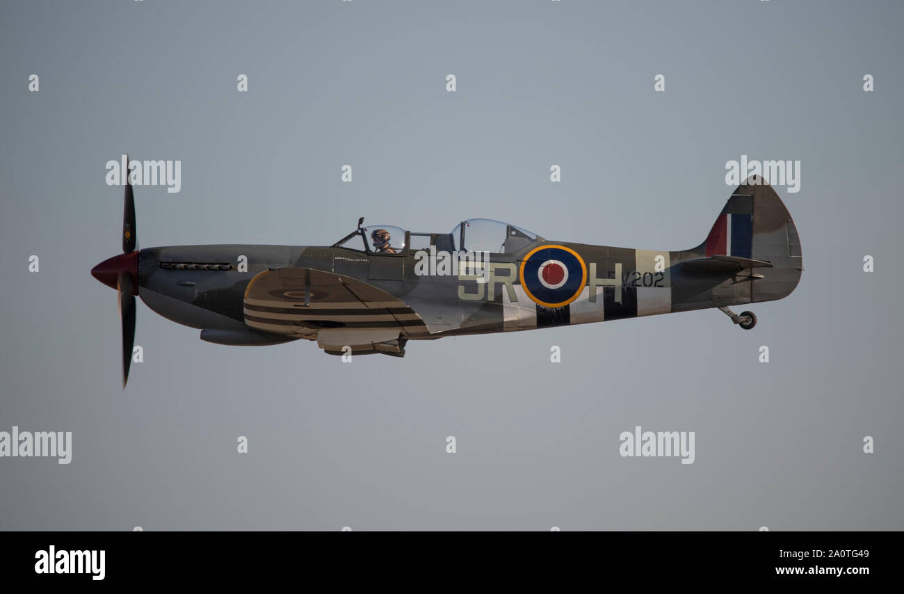 Duxford, Cambridgeshire, Regno Unito. Il 21 settembre 2019. 1940's themed weekend del volo a IWM Duxford con gli storici WW2 velivoli e un ammassato volo di 15 Spitfires, che commemora il cinquantesimo anniversario del film 'Battaglia di Gran Bretagna'. Scene dal film, tra cui la famosa esplosione di hangar, furono girati in location a Duxford. Credito: Malcolm Park/Alamy Live News. Foto Stock