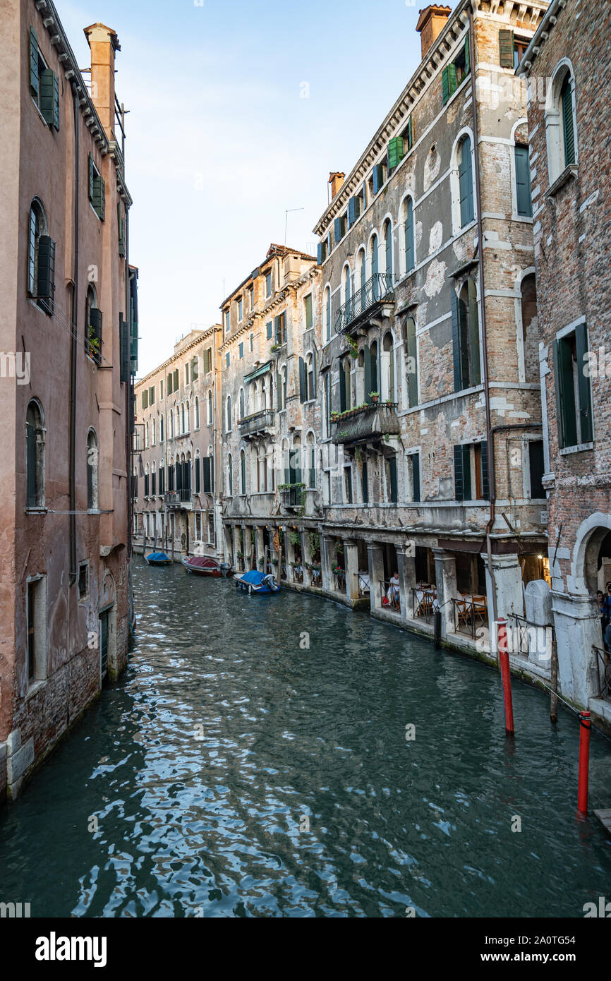 Un piccolo e stretto canale a Venezia, Italia Foto Stock