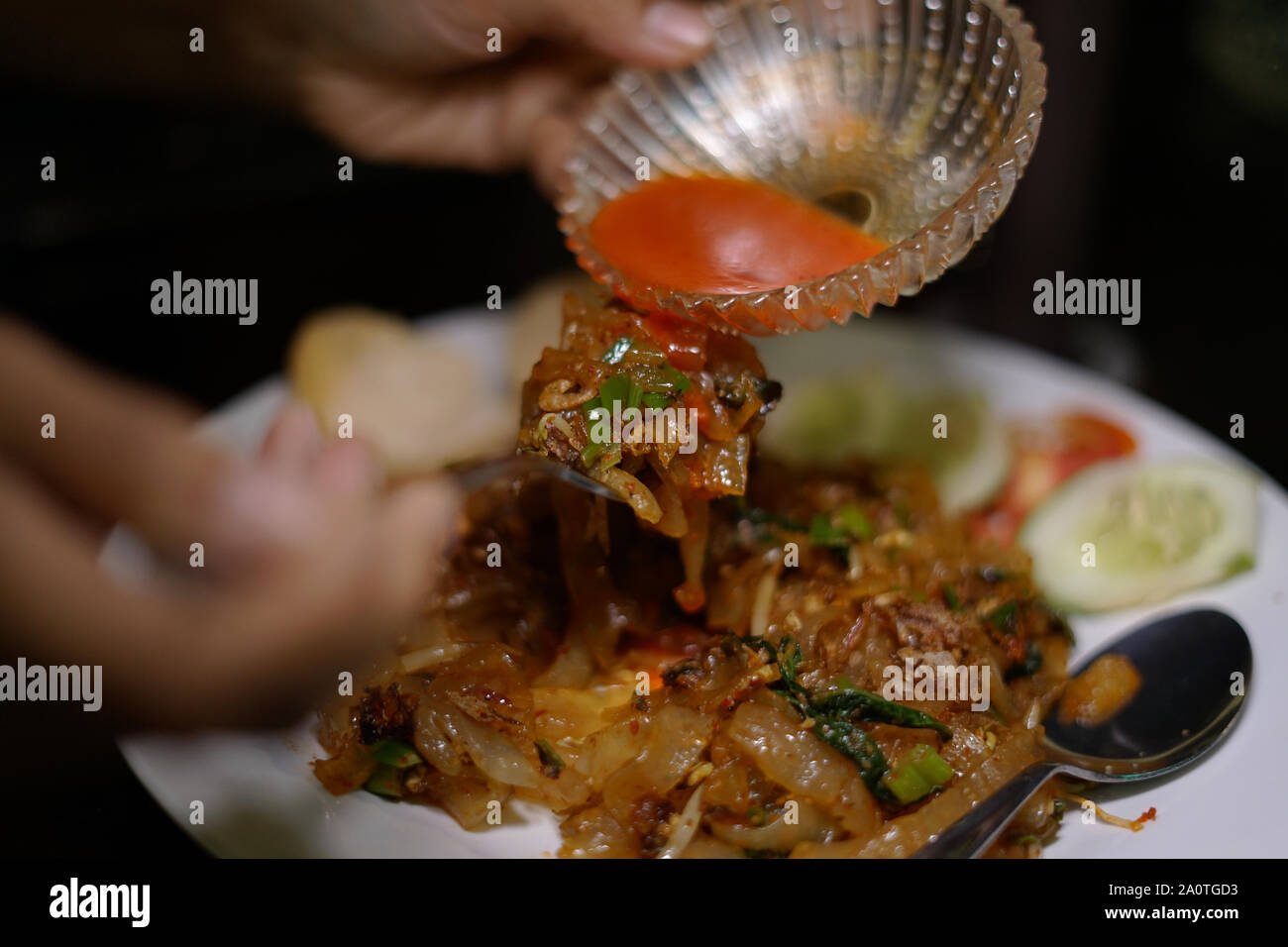 Asian agitare la frittura pasta speziata, Mie Tiaw. Foto Stock