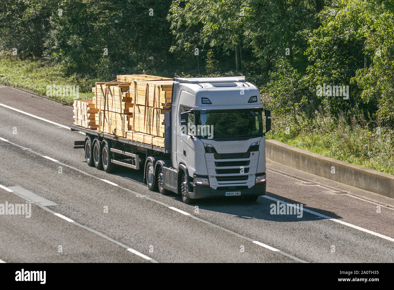 Lavorazione legno, materiali da costruzione pesante di merci alla rinfusa camion di consegna trasporti, autocarro, trasporto, carrello, cargo, veicolo, consegna, trasporti, industria, merci, sulla M6 a Lancaster, Regno Unito Foto Stock