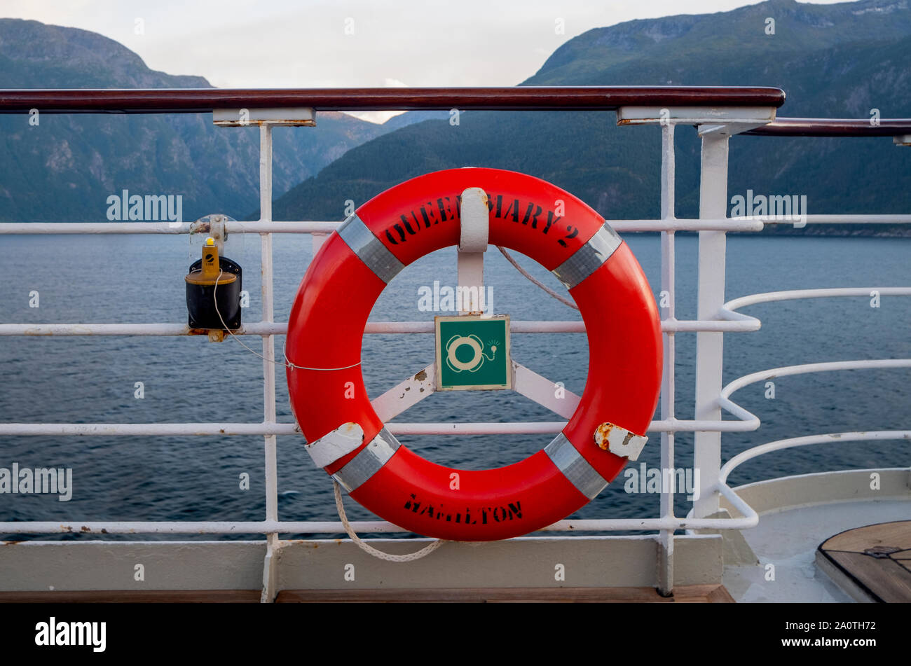 Queen Mary 2 crociera della camicia in un fiordo norvegese verso Flaam Foto Stock