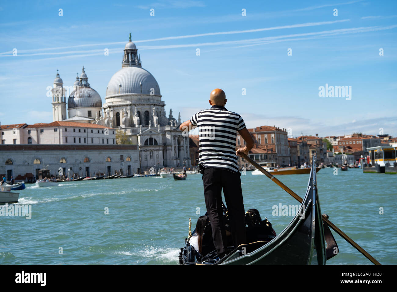 Gondola sul Canal Grande, di fronte alla Basilica di Santa Maria della Salute, Venezia, Italia Foto Stock