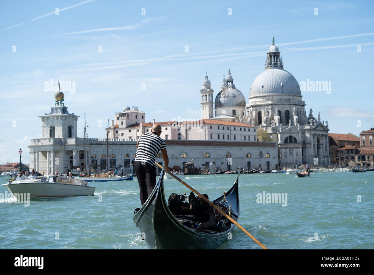 Gondola sul Canal Grande, di fronte alla Basilica di Santa Maria della Salute, Venezia, Italia Foto Stock