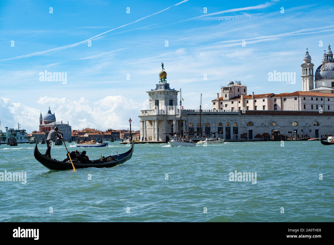 Gondola sul Canal Grande, di fronte alla Basilica di Santa Maria della Salute, Venezia, Italia Foto Stock