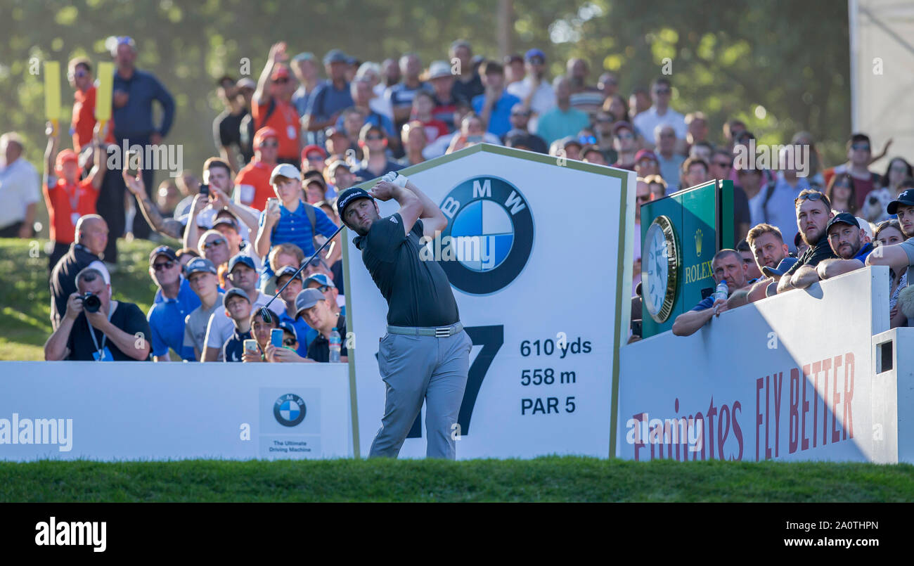 Il 21 settembre 2019; Wentworth Club, Surrey, Inghilterra; European Tour Golf, BMW PGA Championship Wentworth, Terzo Round; Jon Rahm (ESP) Mondo attualmente classificato come numero 6 prendendo la sua tee-shot al diciassettesimo foro Foto Stock