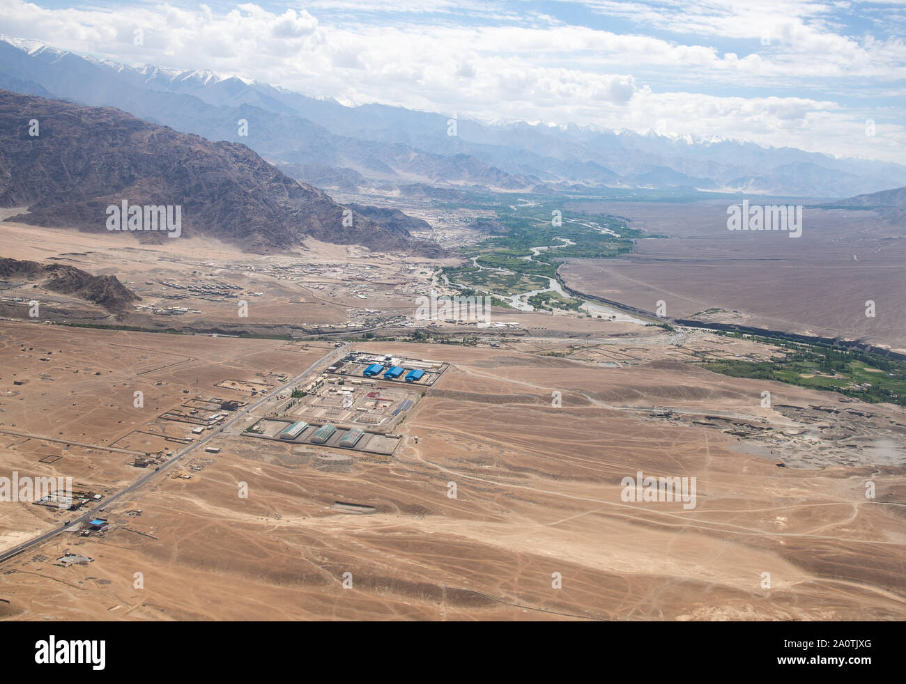 Vista aerea al paesaggio e aeroporto da Leh, Ladakh, India Foto Stock