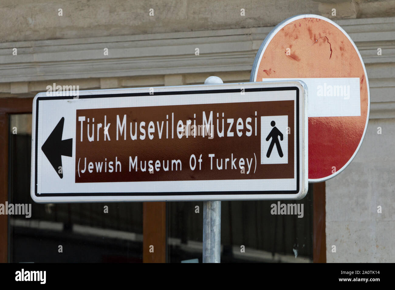 Museo ebraico di Turchia segno accompagnato da un 'Stop' segno. Istanbul, Turchia. Foto Stock
