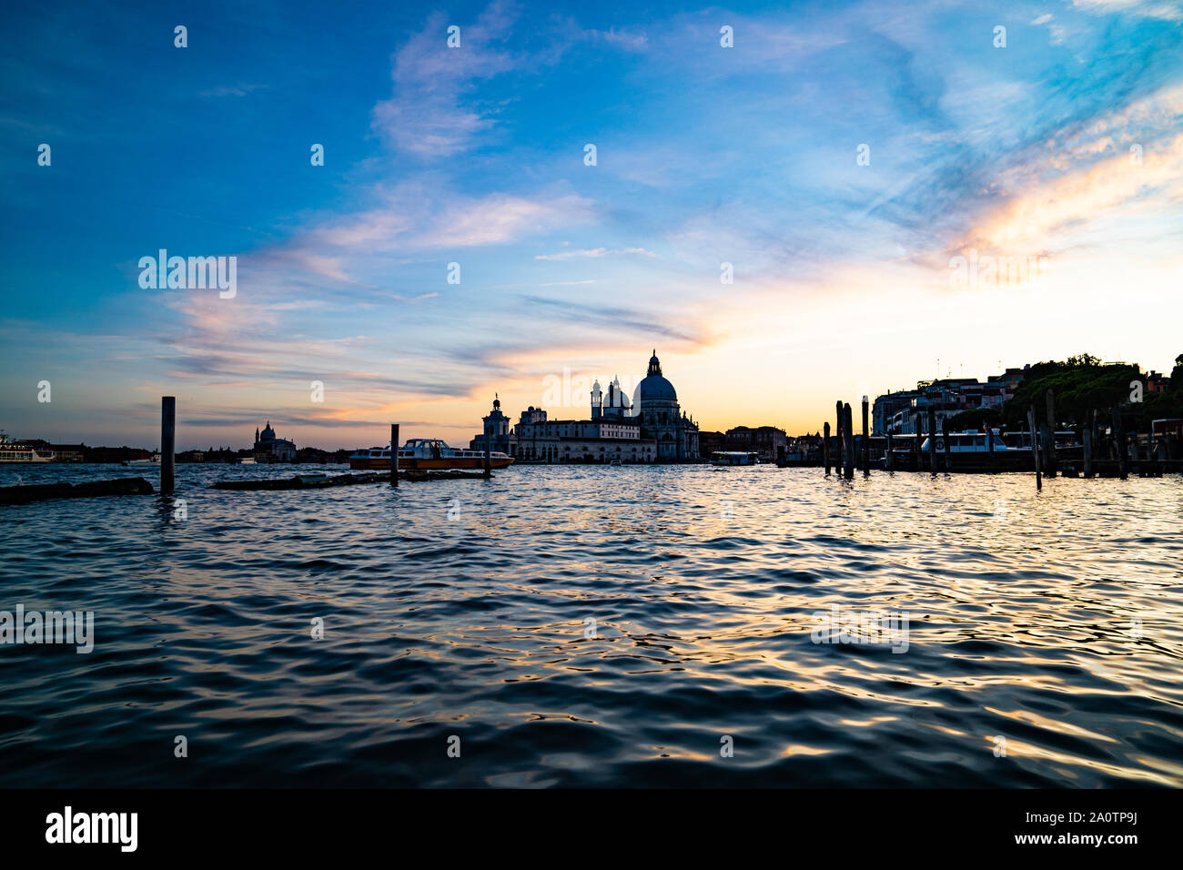 Ampio angolo di visione di Santa Maria della Salute attraverso il canal grande e la laguna da piazza San Marco Foto Stock