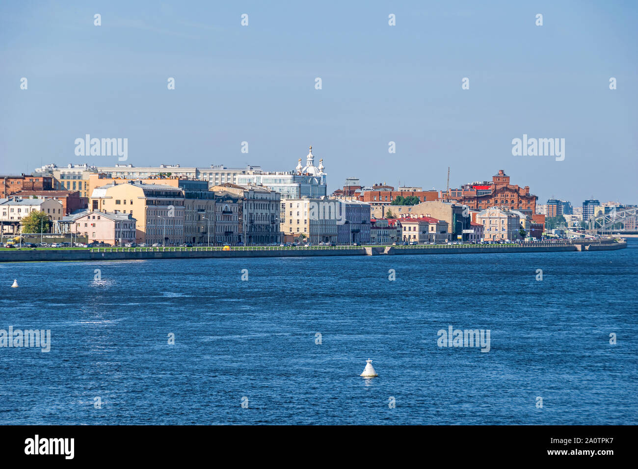 Sinopskaya argine del fiume Neva con Convento Smolny della Risurrezione e il complesso di edifici del centro storico di Nevskaya manifattura di filettatura Foto Stock Sinopskaya argine del fiume Neva con Convento Smolny della Risurrezione e il complesso di edifici del centro storico di Nevskaya manifattura di filettatura Foto Stock