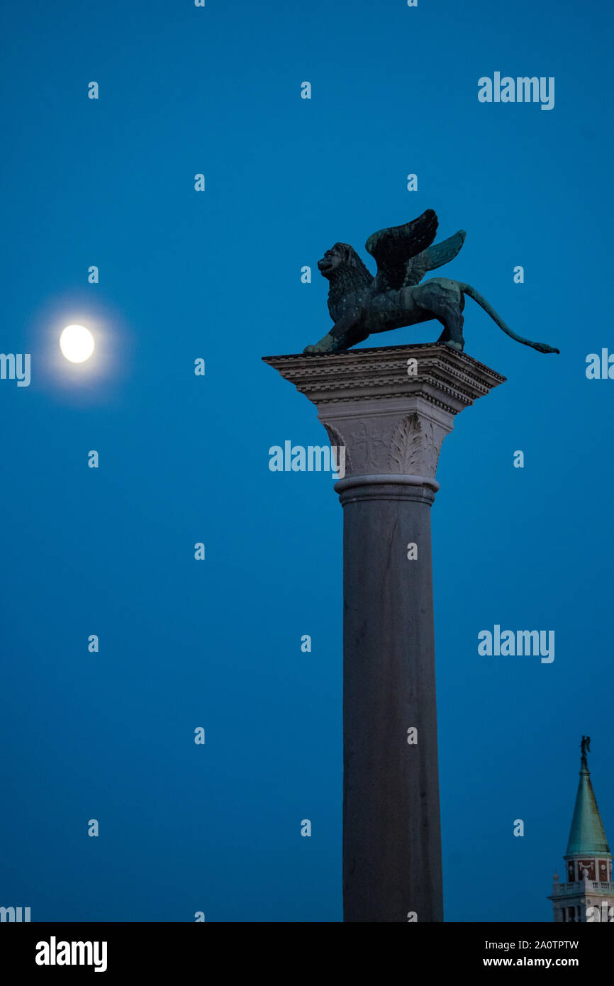Colonna con winged-leone statua, piazzetta, piazza San Marco, Venezia, Italia Foto Stock