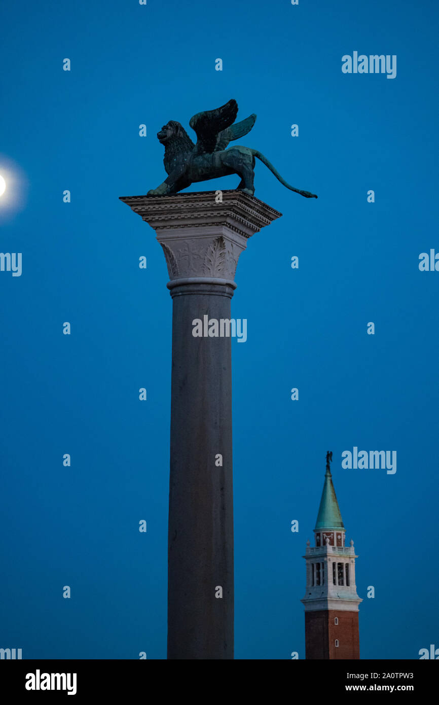 Colonna con winged-leone statua, piazzetta, piazza San Marco, Venezia, Italia Foto Stock