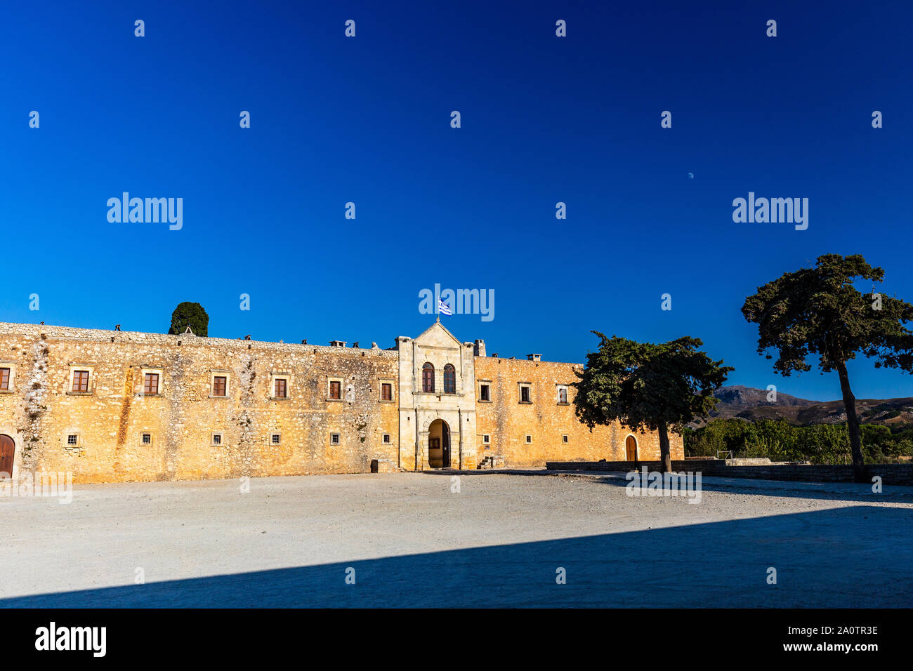 La facciata anteriore del monastero di Arkadi (Moní Arkadíou), un monastery ortodosso orientale situato accanto a Rethymno, a nord di Creta, Grecia Foto Stock