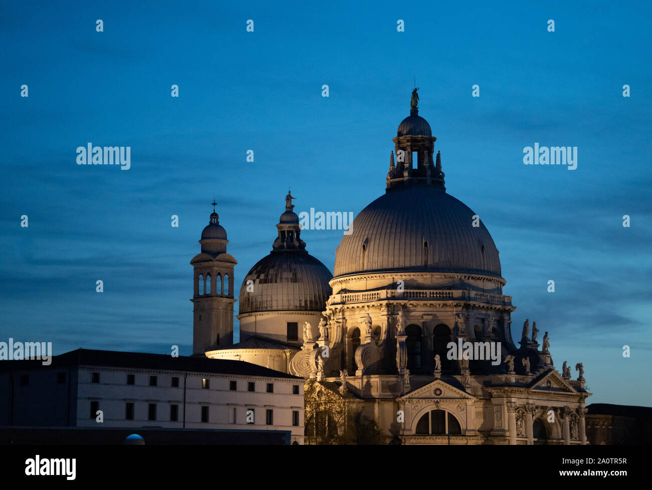 Santa Maria della Salute attraverso il canal grande e la laguna da piazza San Marco Foto Stock