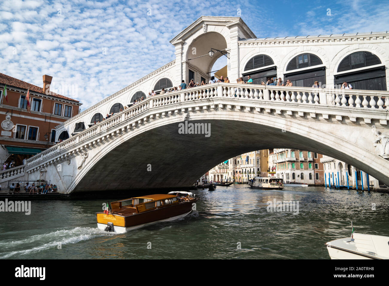 Ponte di Rialto attraversando il Grand Canal, Venezia, Italia Foto Stock